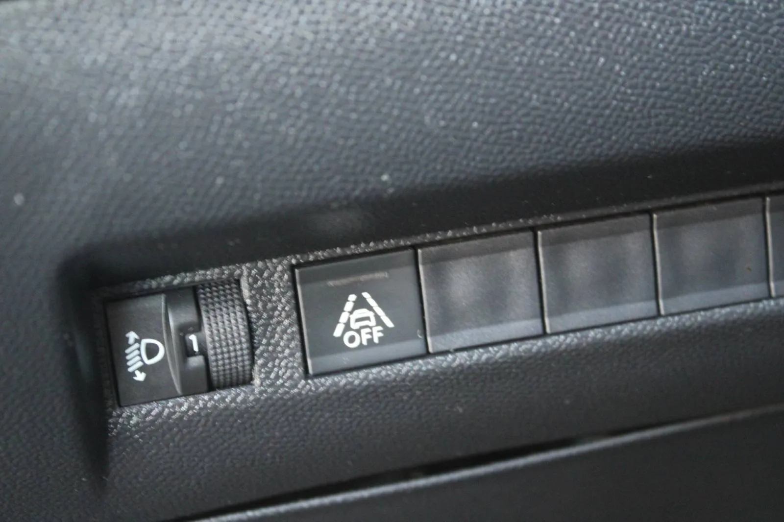 peugeot 2008 1.2 puretech automatik *led, navigacija* - slika 14