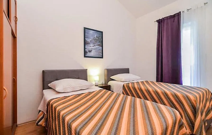 fažana-turistička nekretnina s 7 apartmana i bazenom - slika 12