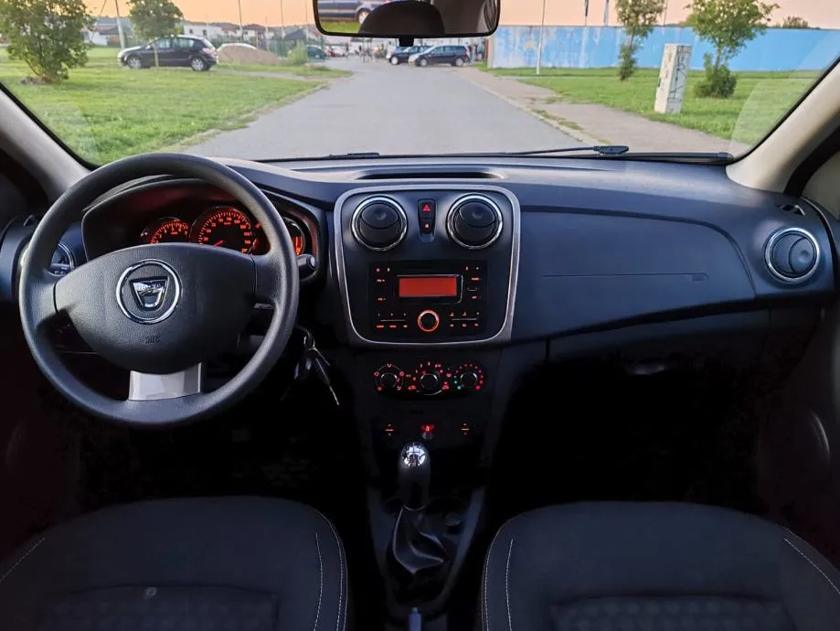 dacia sandero 1,2 16v 2015 g. 102000 k - slika 12