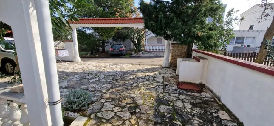 vir, kuća s 4 apartmana(182m2), 150 metara do plaže - slika 7
