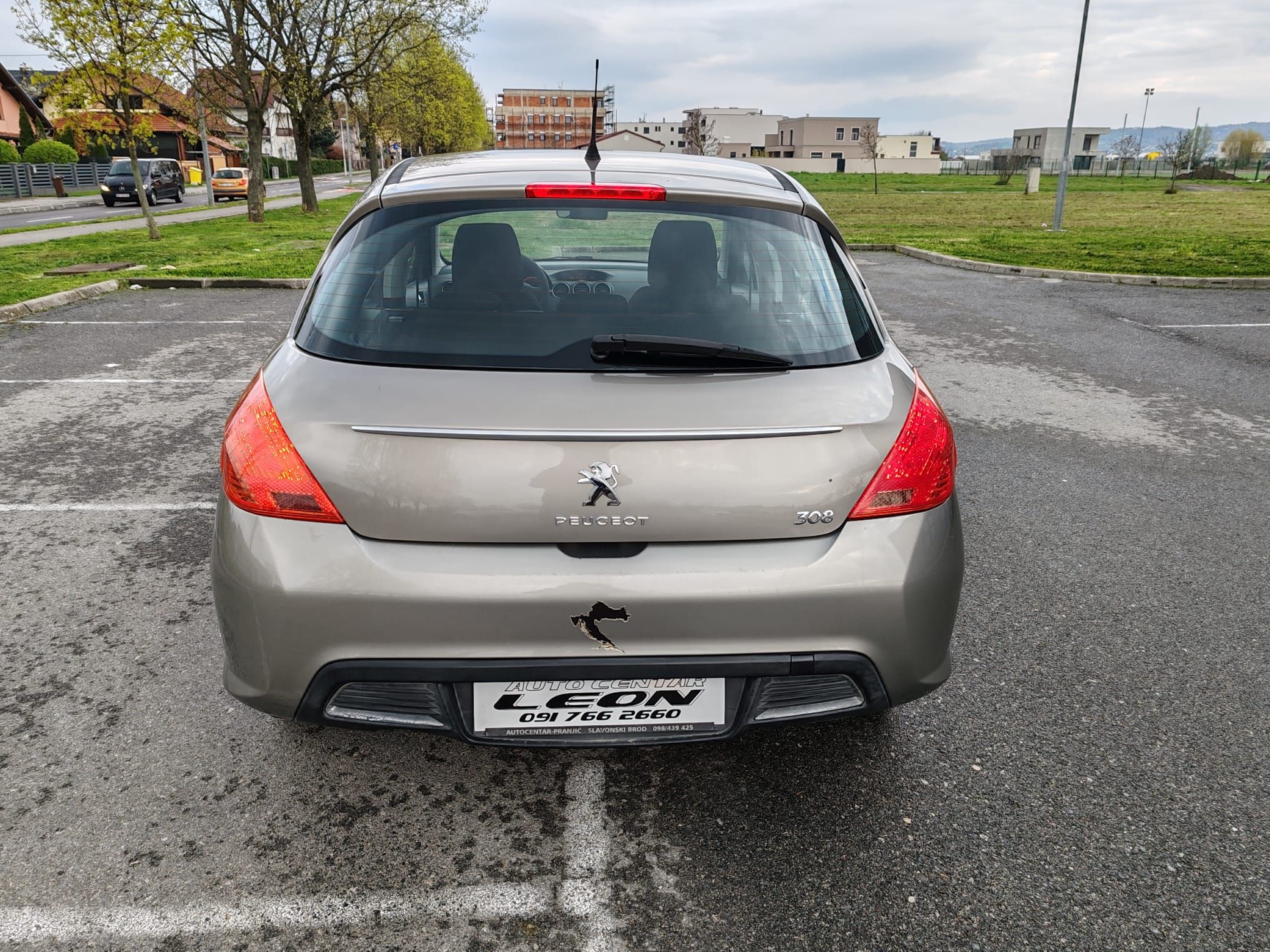 peugeot 308 1,6 hdi 275000 km , 2011, reg-02/26 - slika 5
