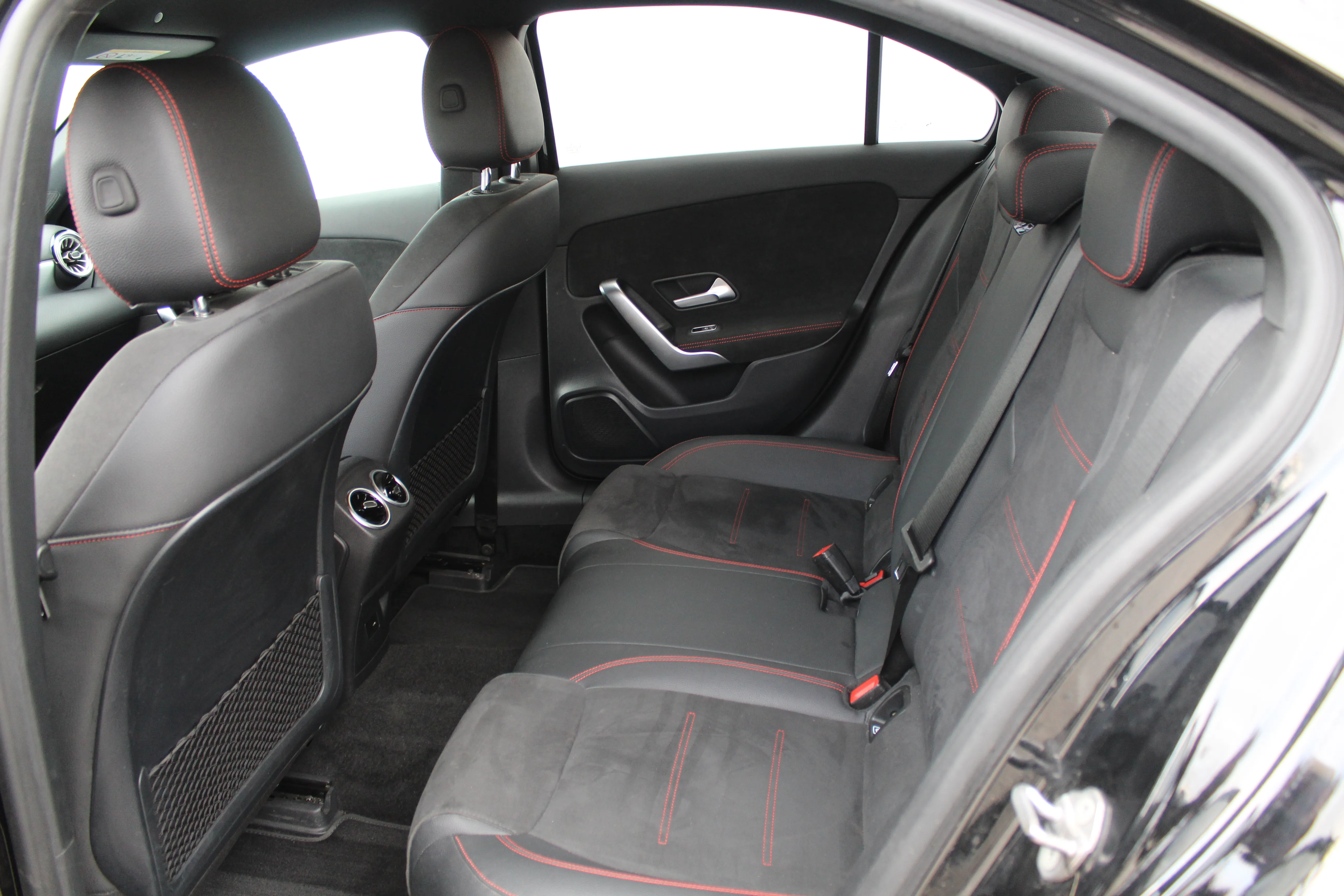13073 mercedes-benz a limuzina 180 amg line - slika 11