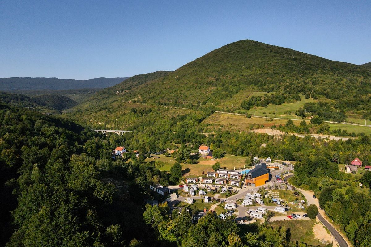 Kasno proljeće na Plitvicama – polupansion i 2h e-bicikla - Smoljanac, Plitvička Jezera