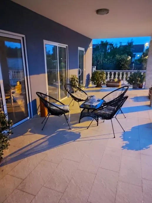 kuća: stambeno poslovna katnica, bilje, 330.00 m2 - slika 6