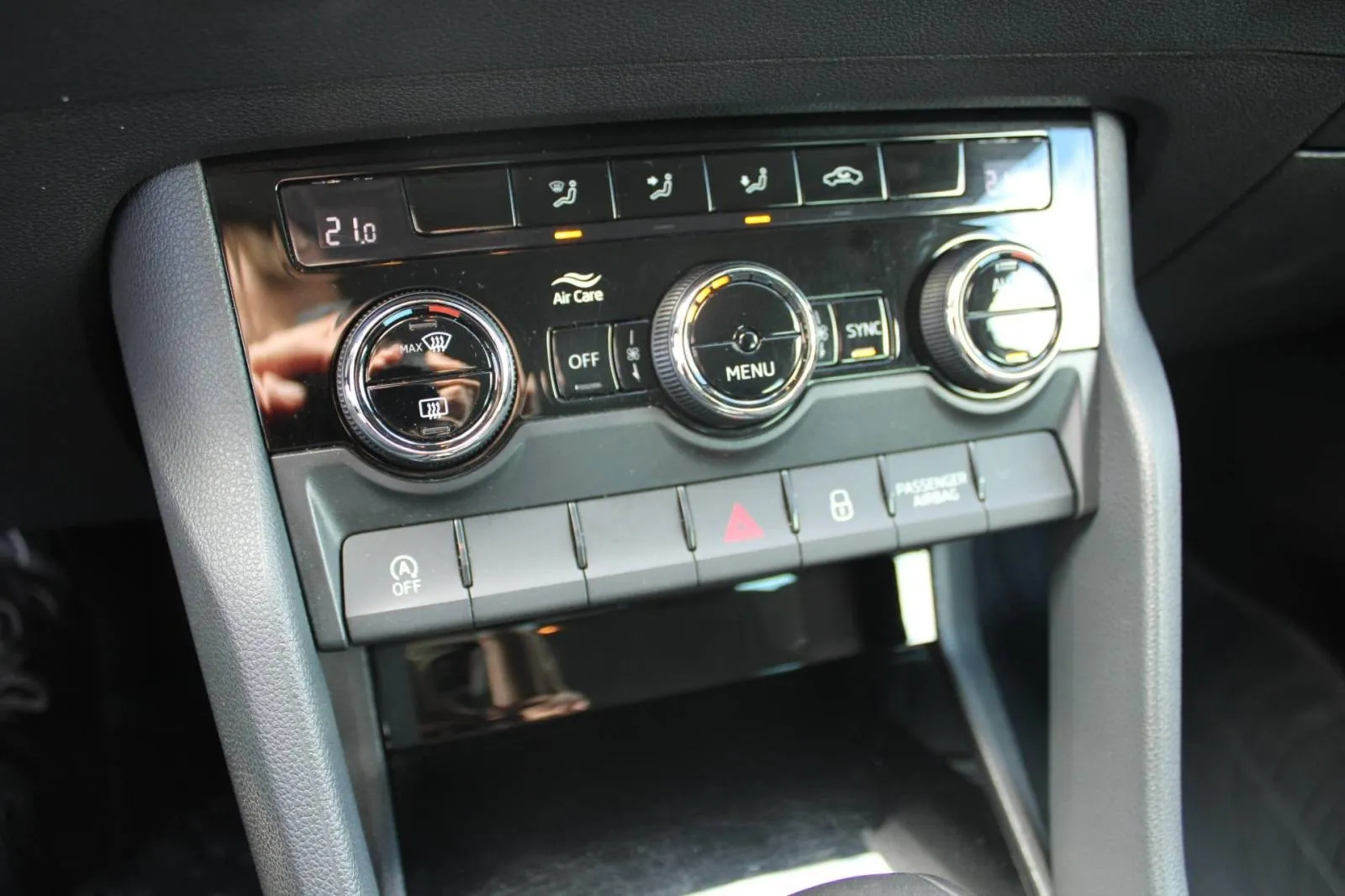 škoda karoq 1.6 tdi dsg *led, navigacija, kamera* - slika 11