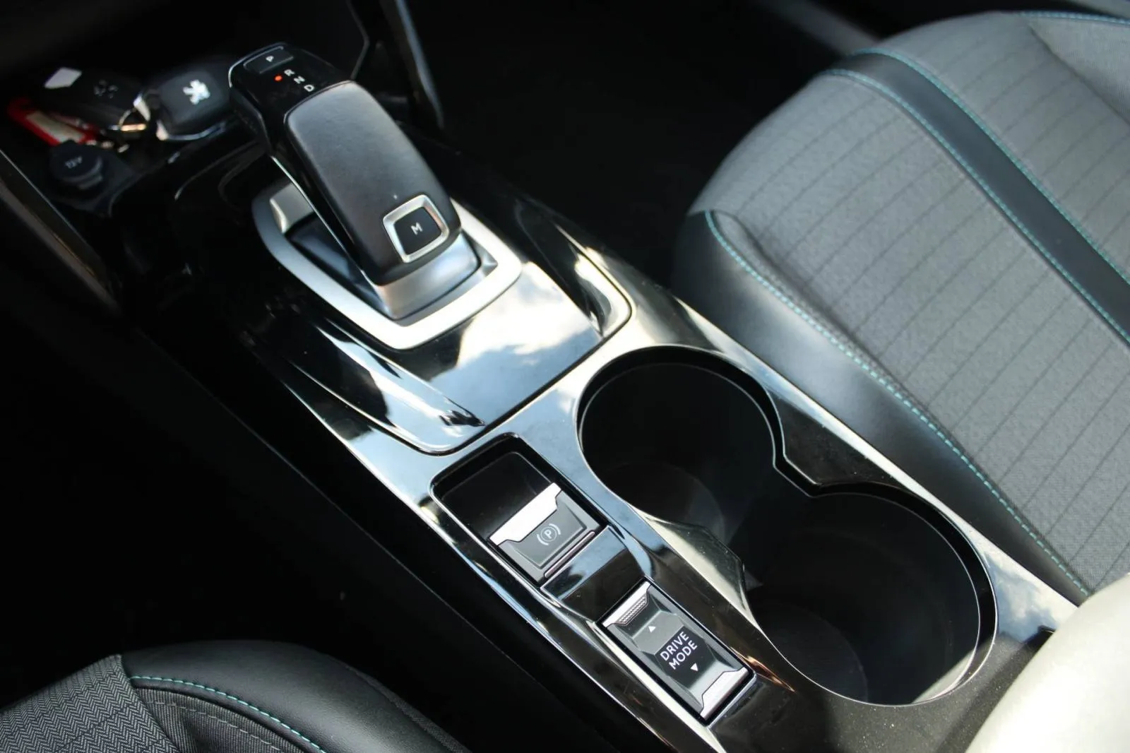peugeot 2008 1.2 puretech allure automatik - slika 17