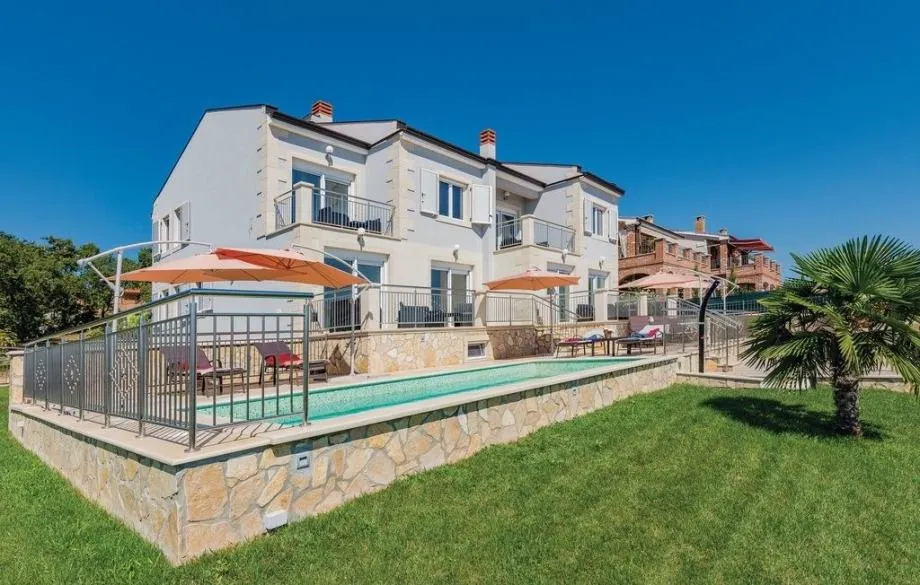POREČ-VILA SA TRI APARTMANA I PANORAMSKIM POGLEDOM NA MORE (prodaja)