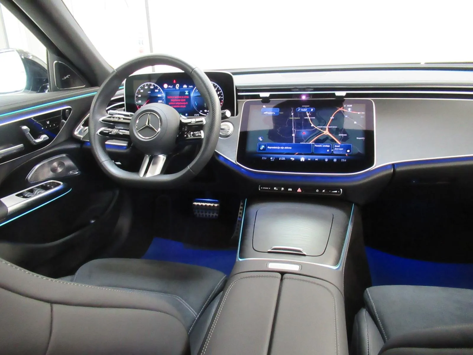 mercedes-benz e-klasa 300 de amg line/night/360°/digital/burmester/dc - slika 13