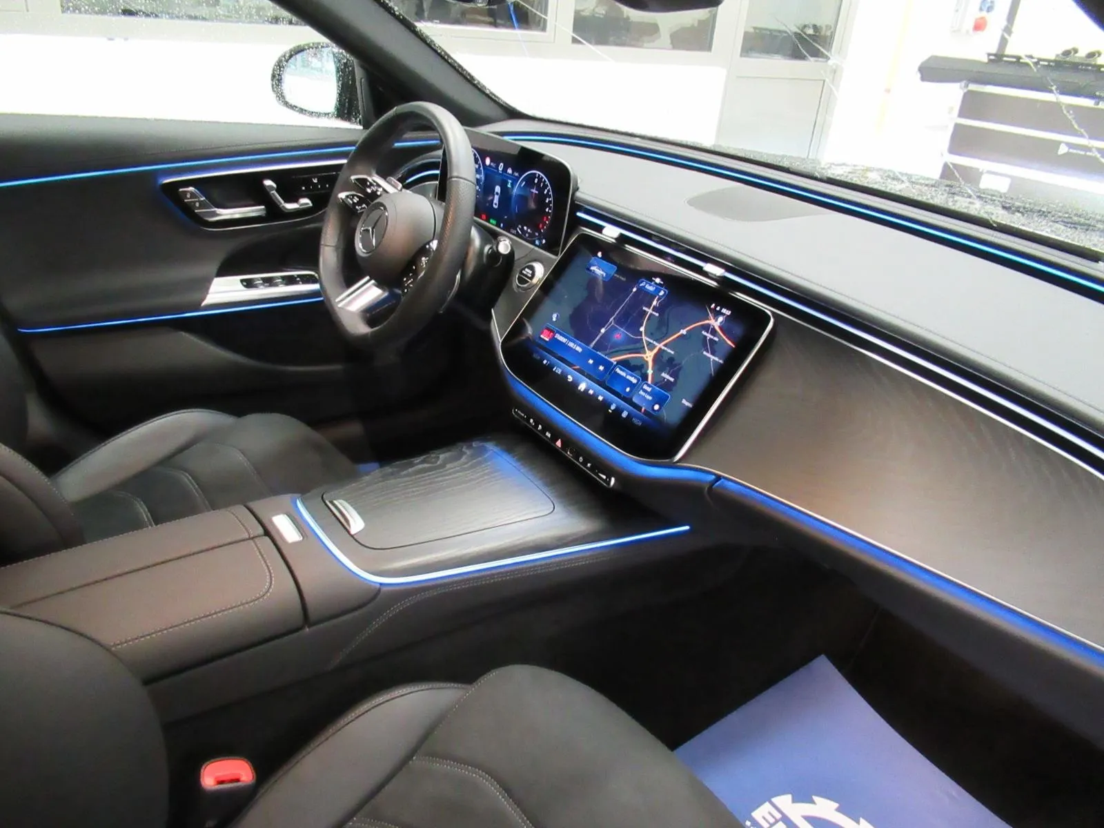 mercedes-benz e-klasa 300 de amg line/night paket/digital light/360° - slika 10
