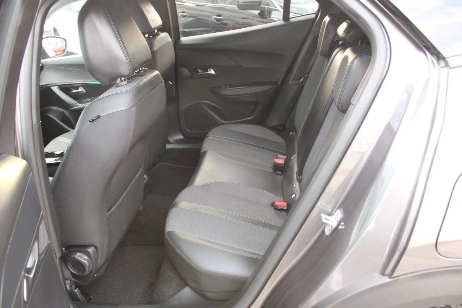 peugeot 2008 1.2 puretech automatik allure *led, navigacija* - slika 10