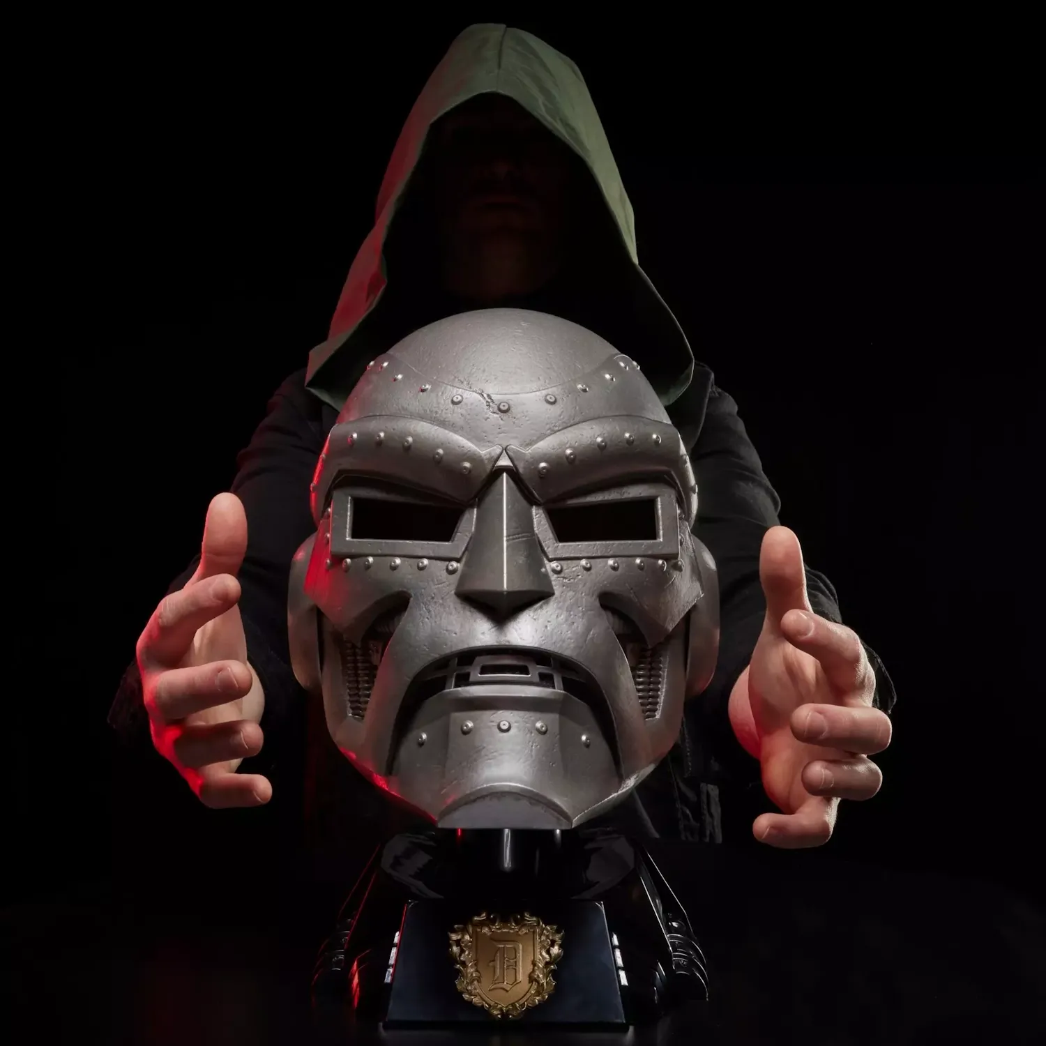 marvel legends series – doctor doom premium roleplay helmet - slika 6