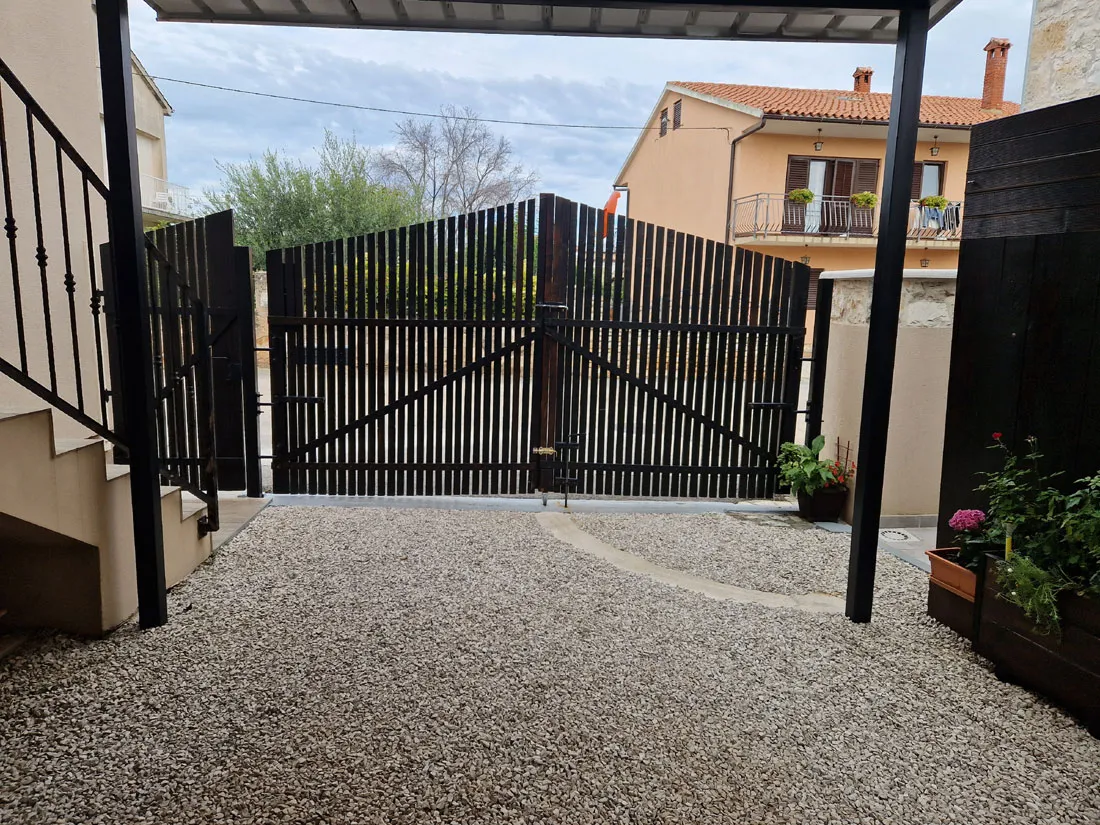 prodaja, tar – dvije kuće s tri odvojena stana - slika 28