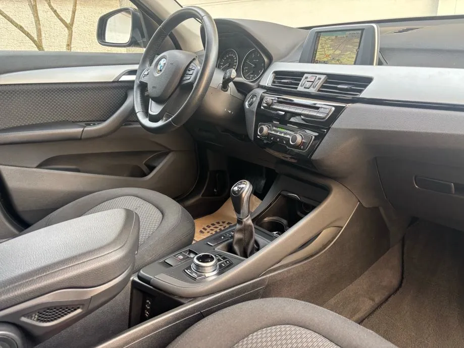 bmw x1 18d s-drive 150ks 2017 bixenon led navi mf - slika 18