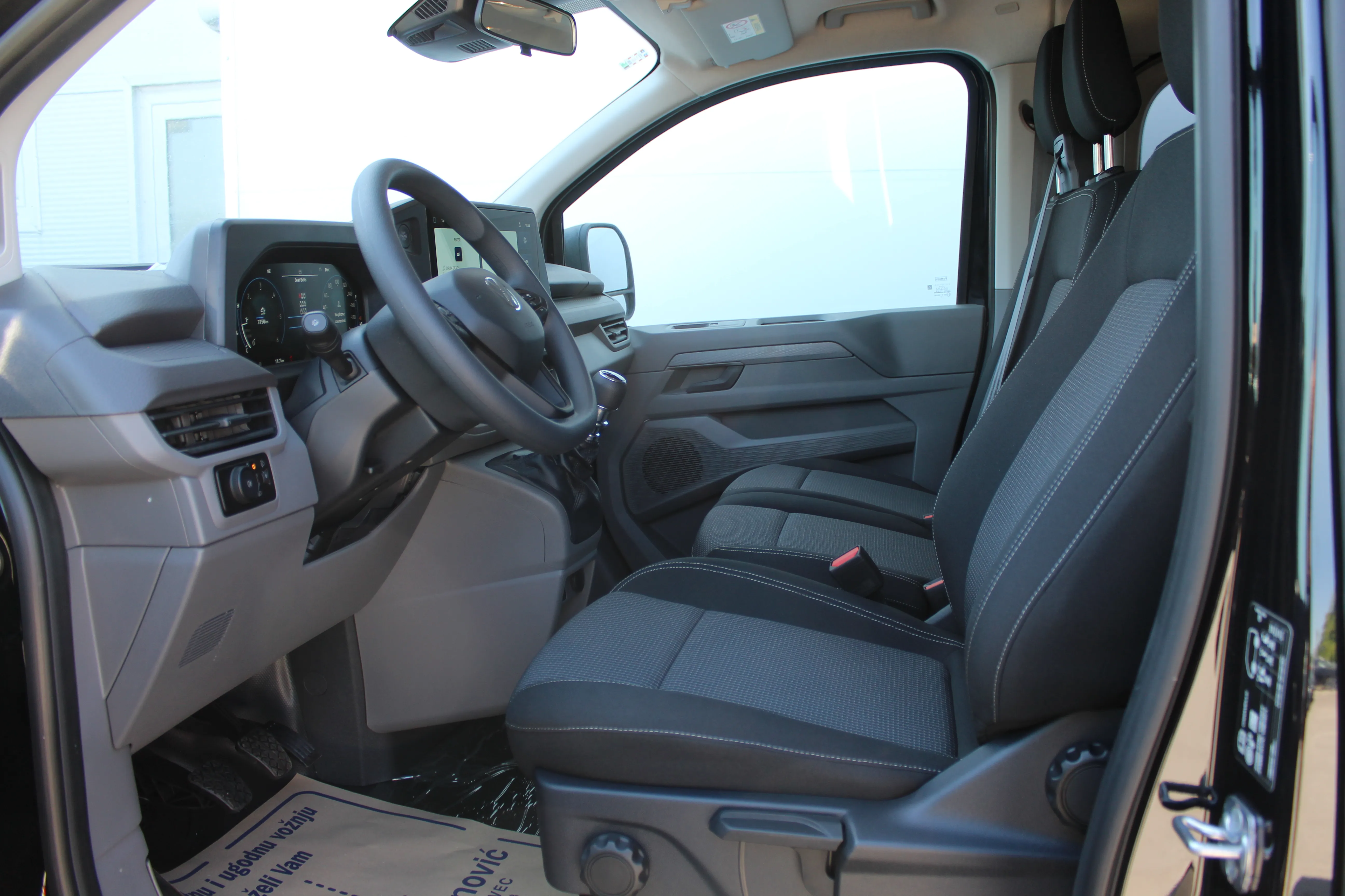 13206 vw caravelle l2 2.0 tdi - slika 7