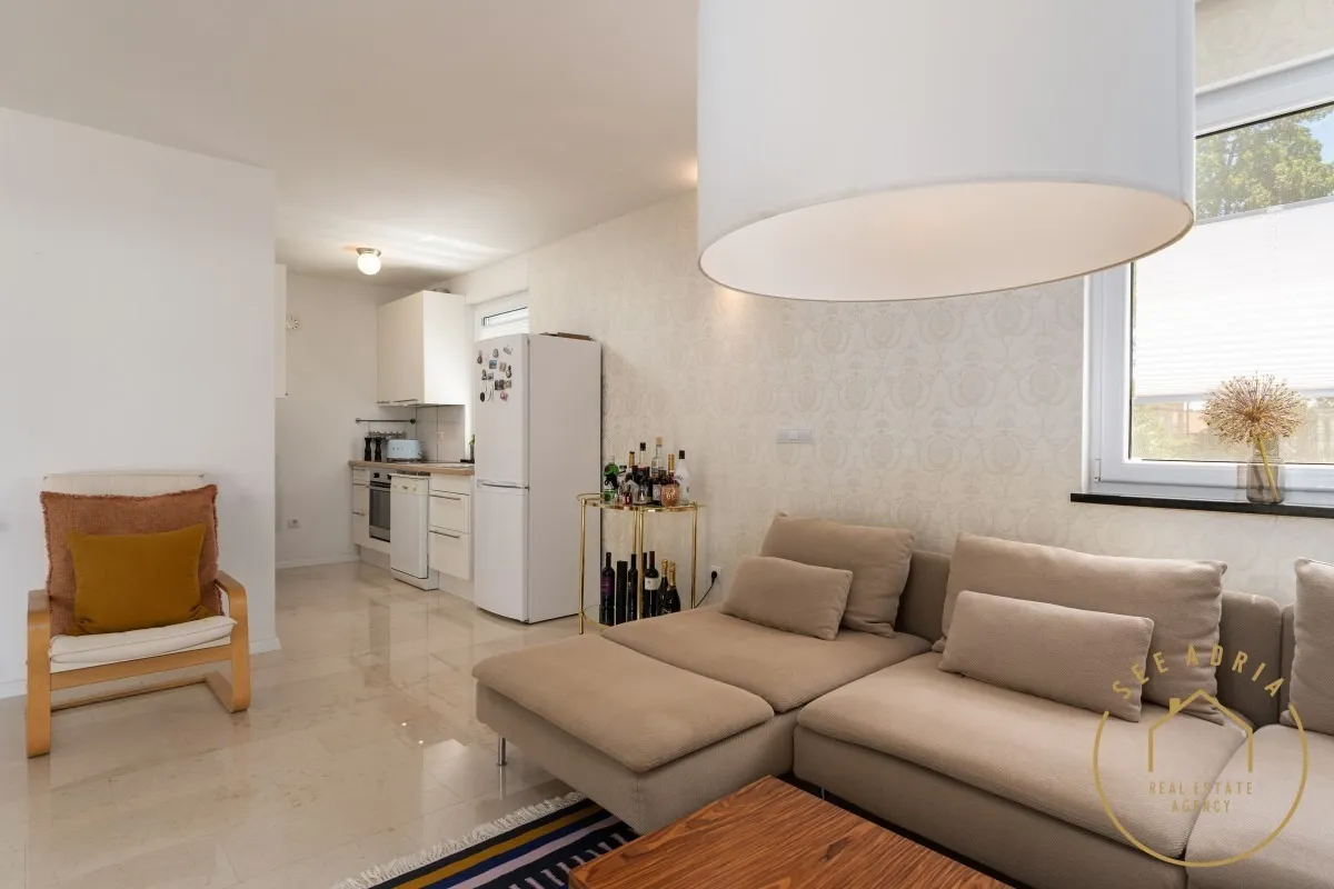 kuća sa apartmanima na odličnoj lokaciji - slika 17