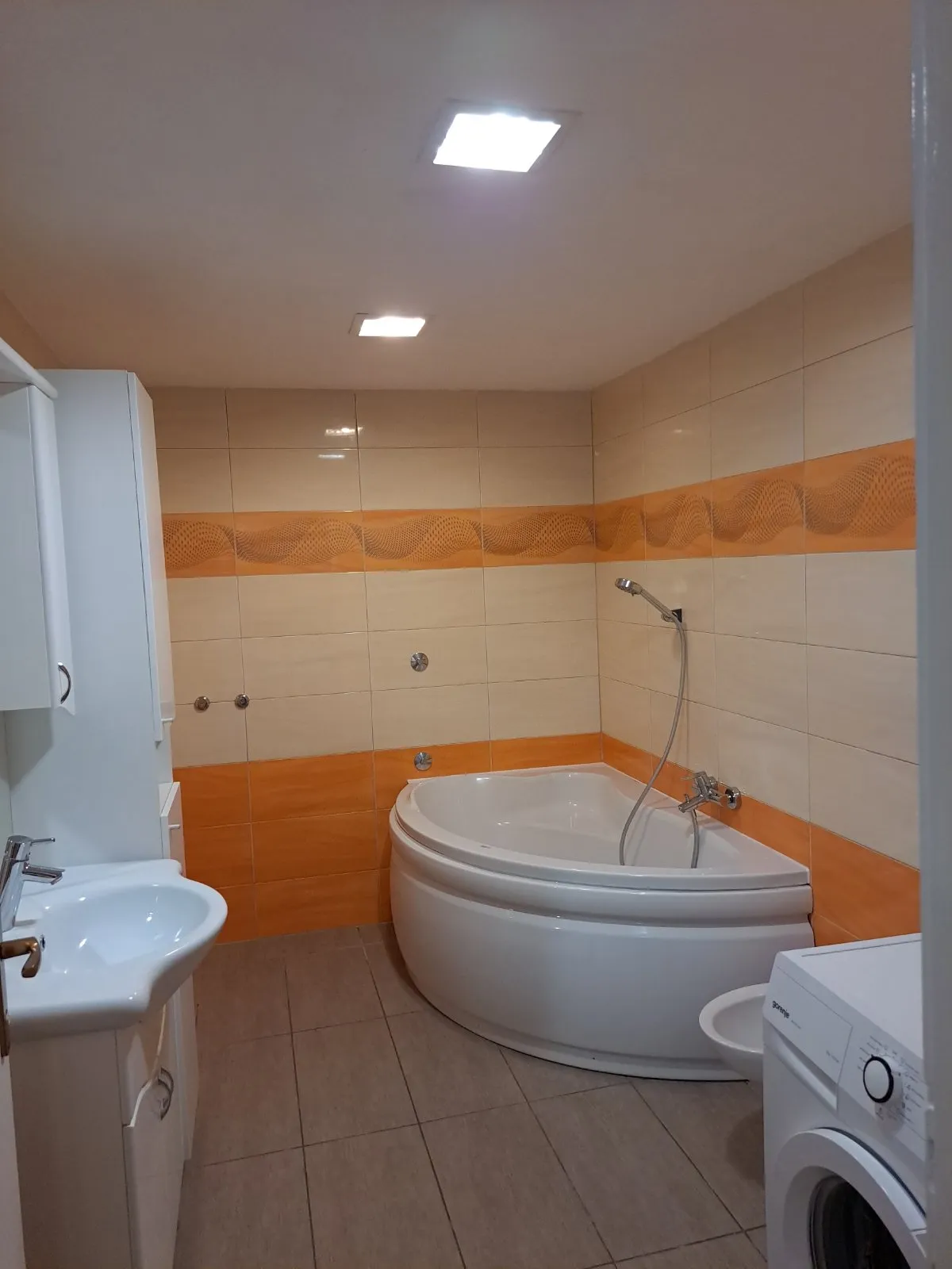 iznajmljujem potpuno uređen i opremljen stan 70m2 u centru bjelovara - slika 5