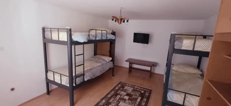 stan: višnjevac, 105 m2, smještaj za radnike (8 osoba), prizemlje - slika 2