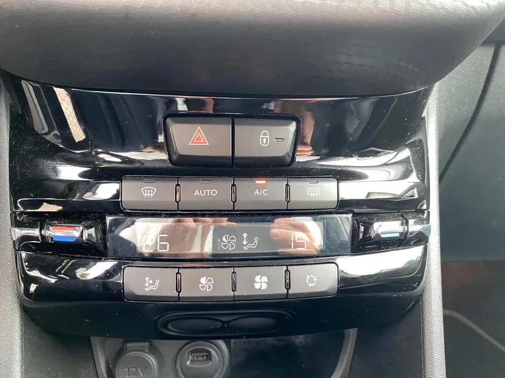 peugeot 2008 1,2 puretech, navi, tempomat, 4x garancija! - slika 15