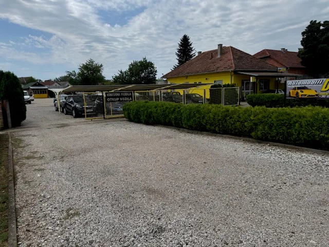 prilika za trgovce vozilima na državnoj cesti d2, pp 143m2 dvor 2394m2 - slika 2