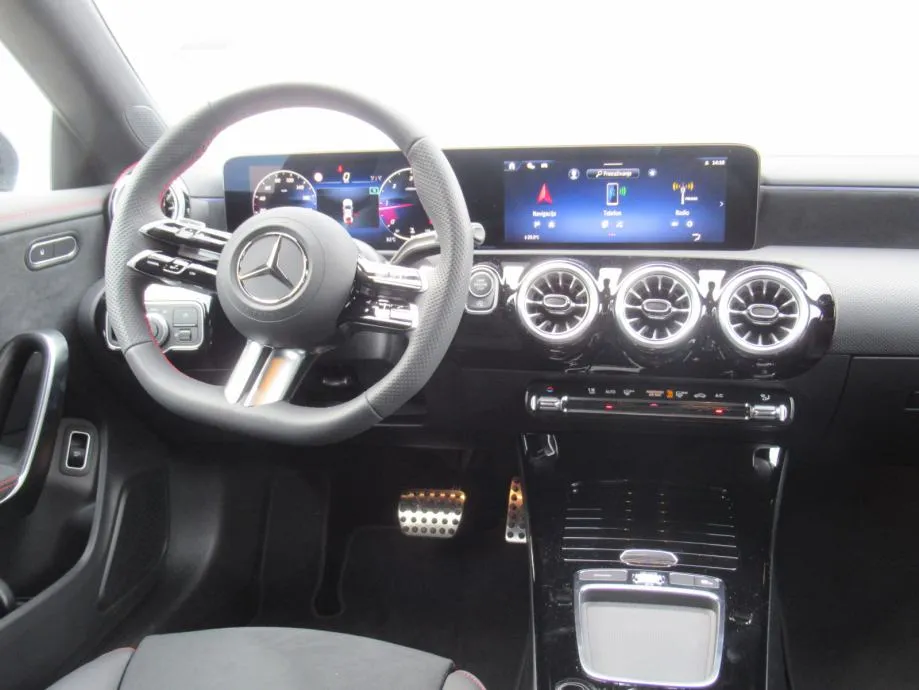 mercedes-benz cla 200 d amg/multibeam led/night paket/keyless-go - slika 14