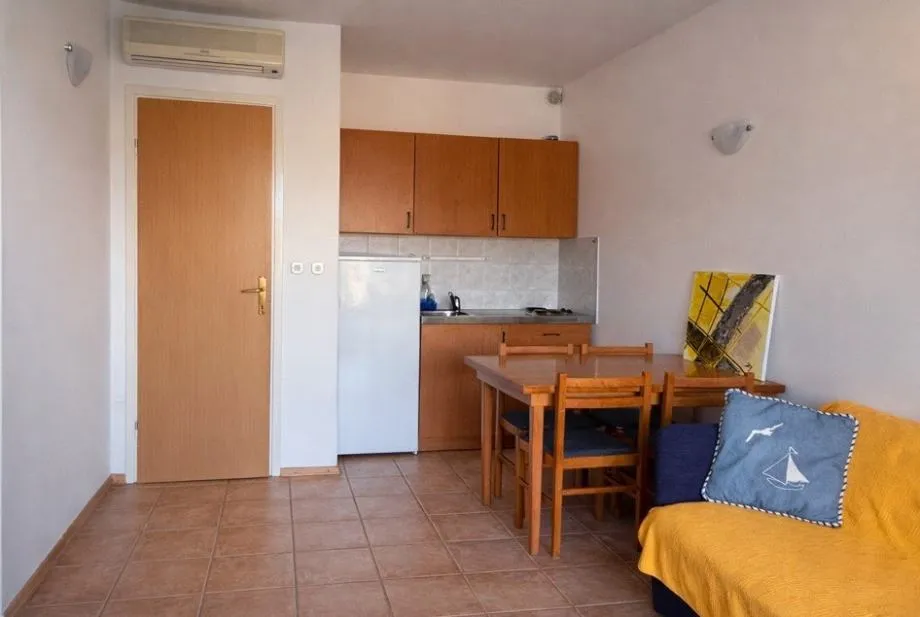 rijetka prilika, apartman u 1. redu do mora - slika 11