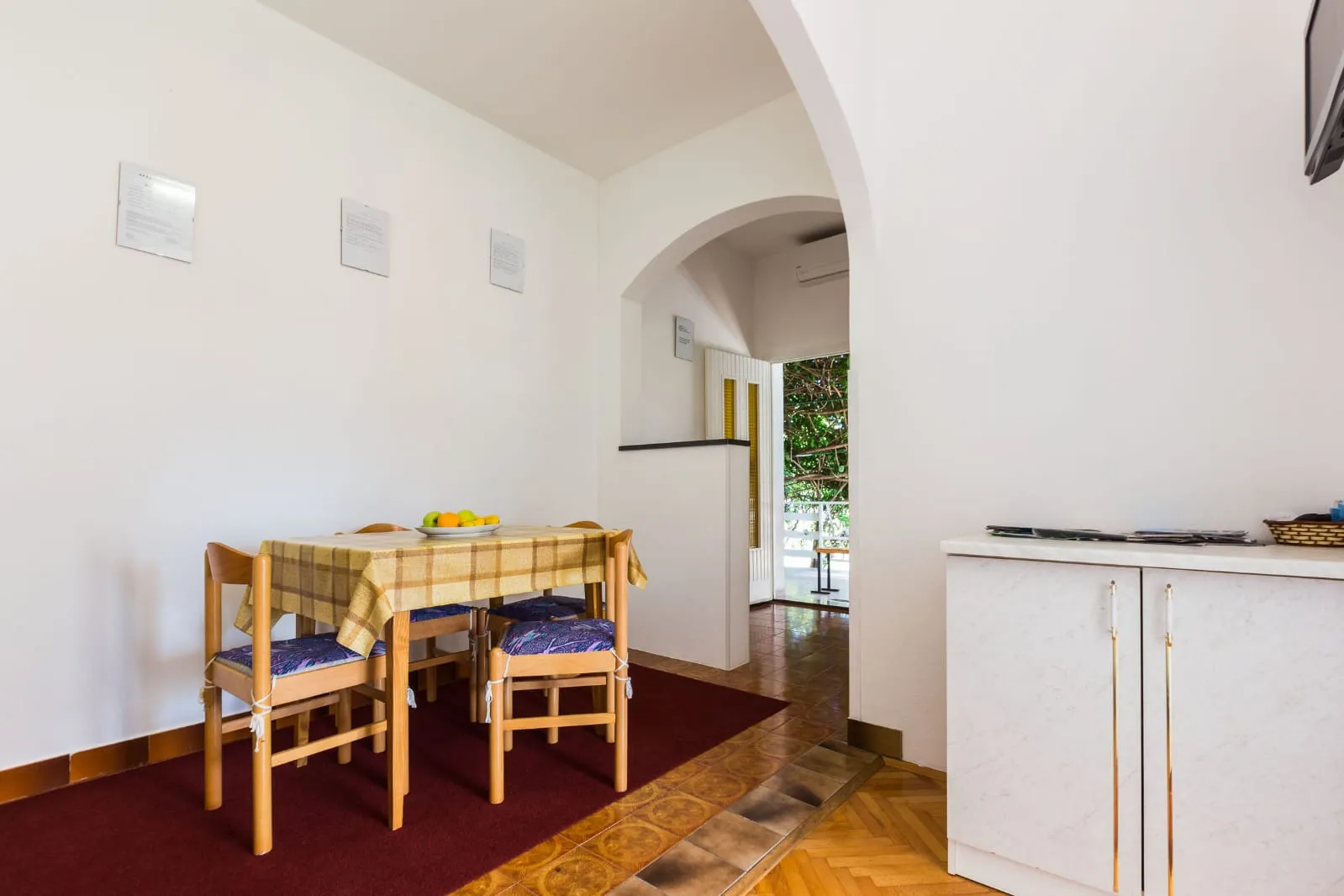 app 4+1 od 49 eura u prizemlju sa velikom terasom ,od plaže 100 metara - slika 13