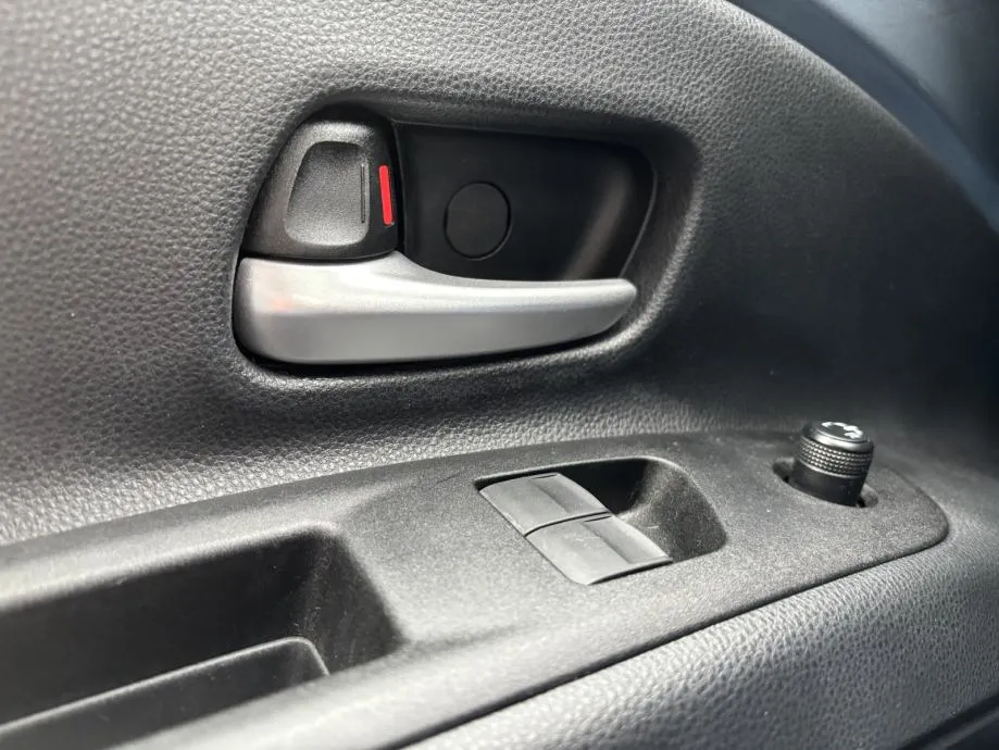 toyota aygo x 1,0 vvt - i x-play - slika 16
