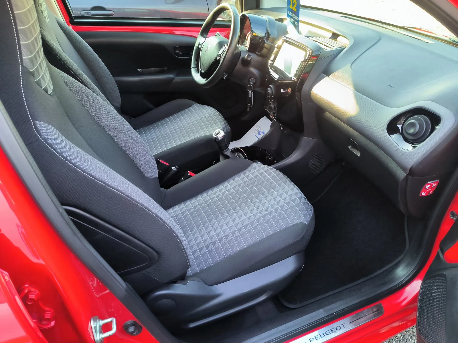 peugeot 108 1,0 vti, style, servisna, jamstvo, reg. 1 godinu - slika 13
