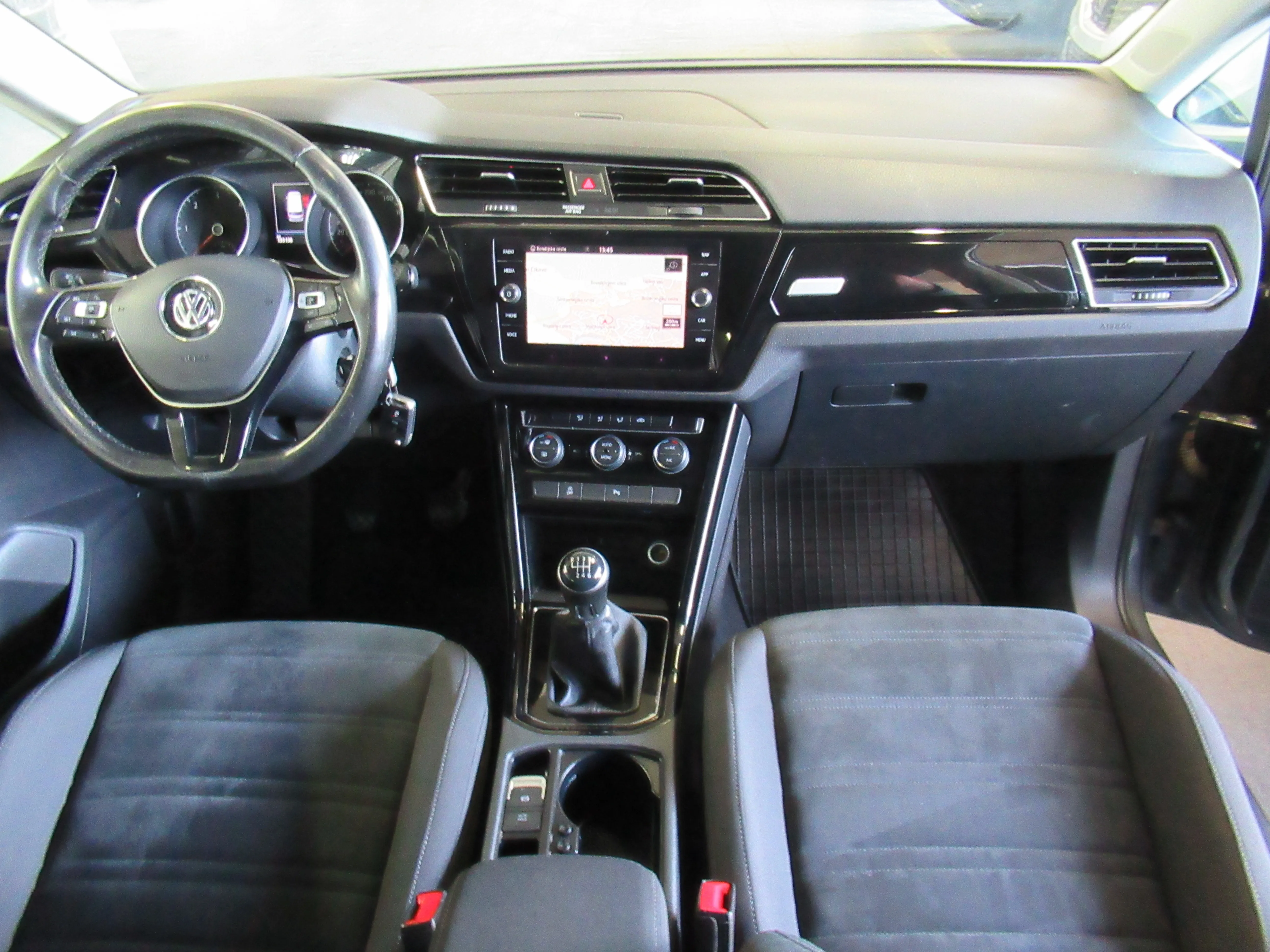 volkswagen touran 1.6 tdi r-line 1.vlastnik. full led. - slika 10