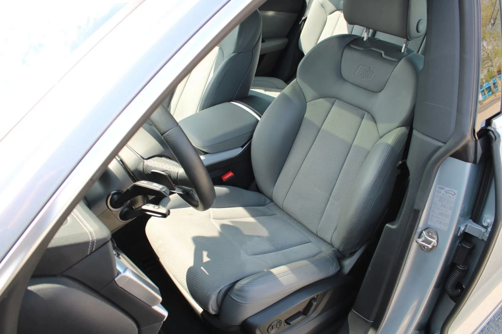 audi q8 55 tfsi quattro s-line *panorama,led,navigacija,kamera* - slika 17