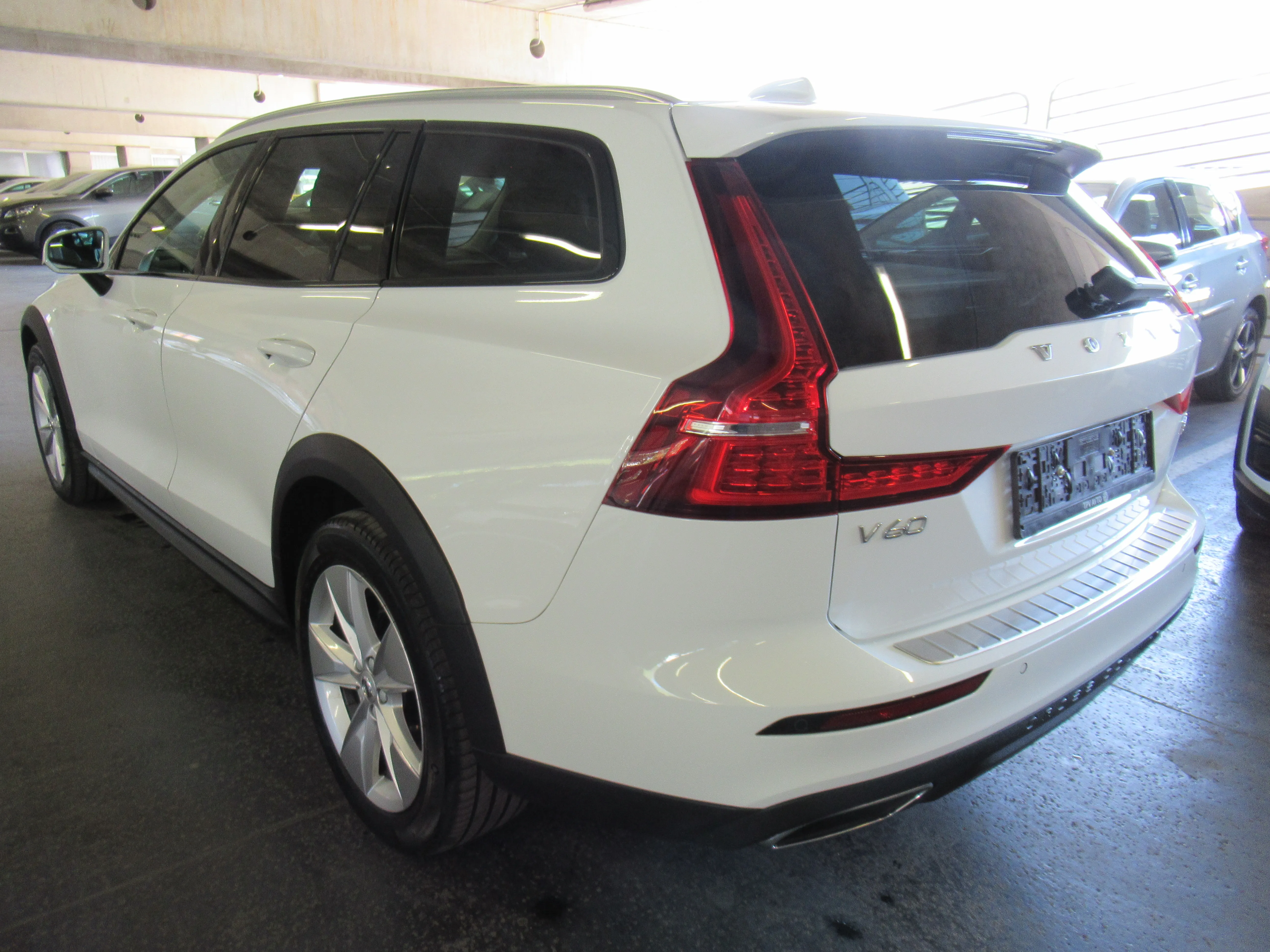 volvo v60 cross country b4d awd aut cross country pro - slika 4