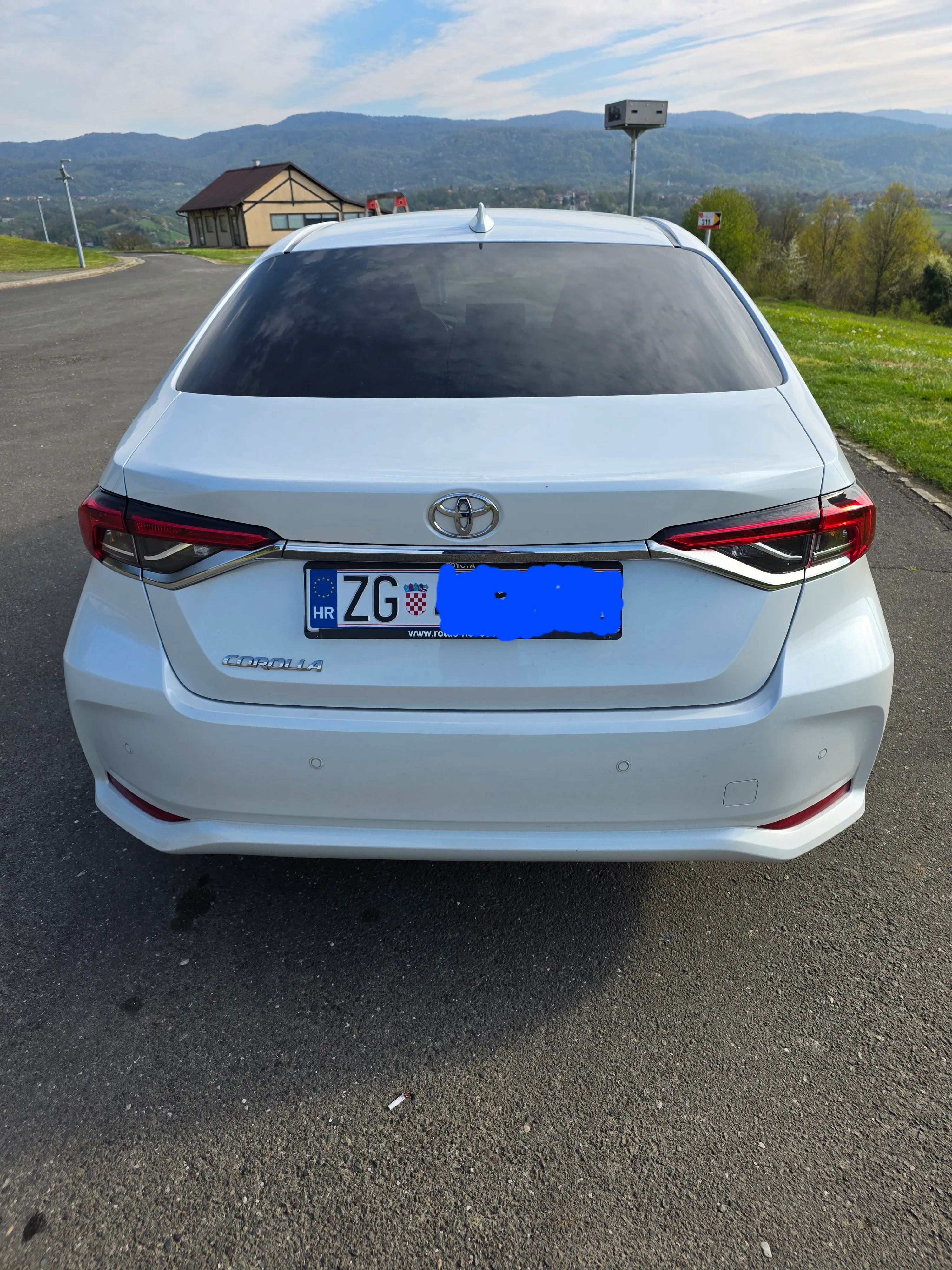 toyota corola sedan - slika 4