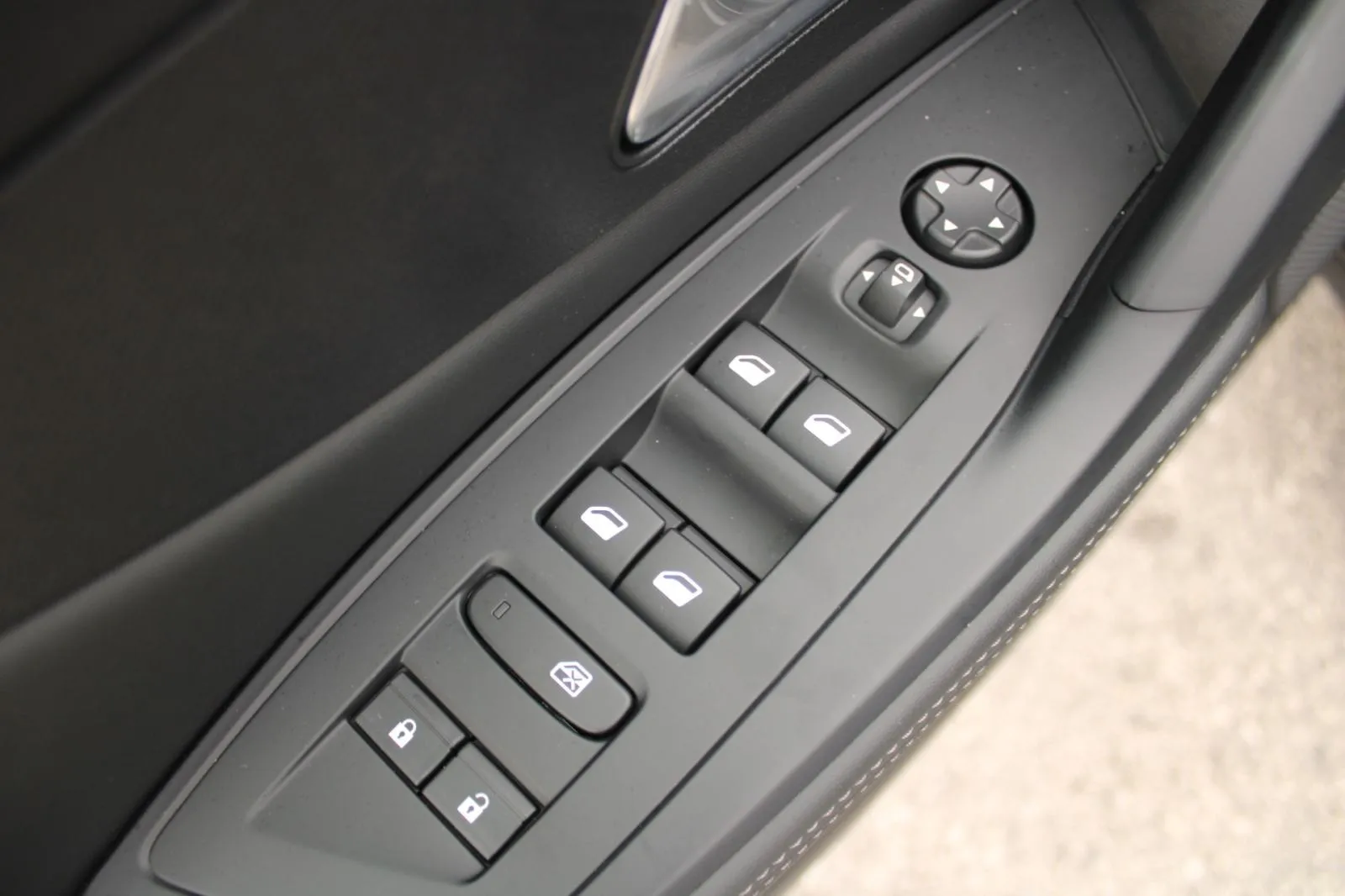 peugeot 408 1.6 hybrid 180 allure *led,navigacija,kamera* automatik - slika 9