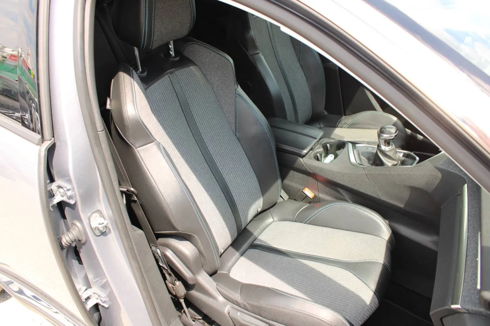 peugeot 3008 1.2 puretech allure *navigacija, led, kamera* - slika 12