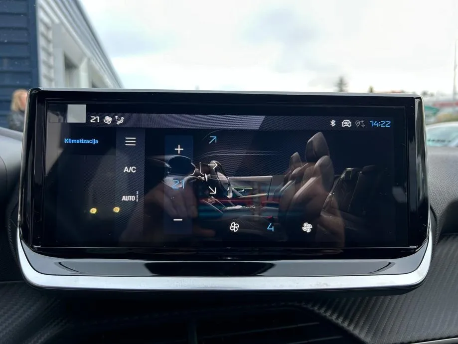 peugeot 2008 allure puretech 100 - slika 18