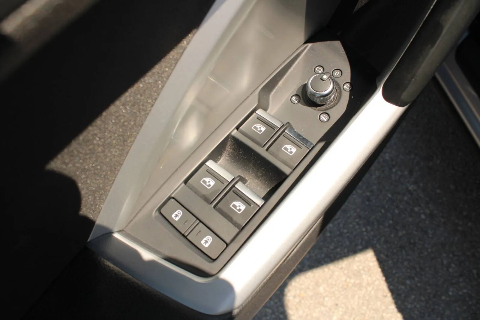 audi q3 35 tfsi automatik *panorama, led, navigacija, kamera* - slika 14