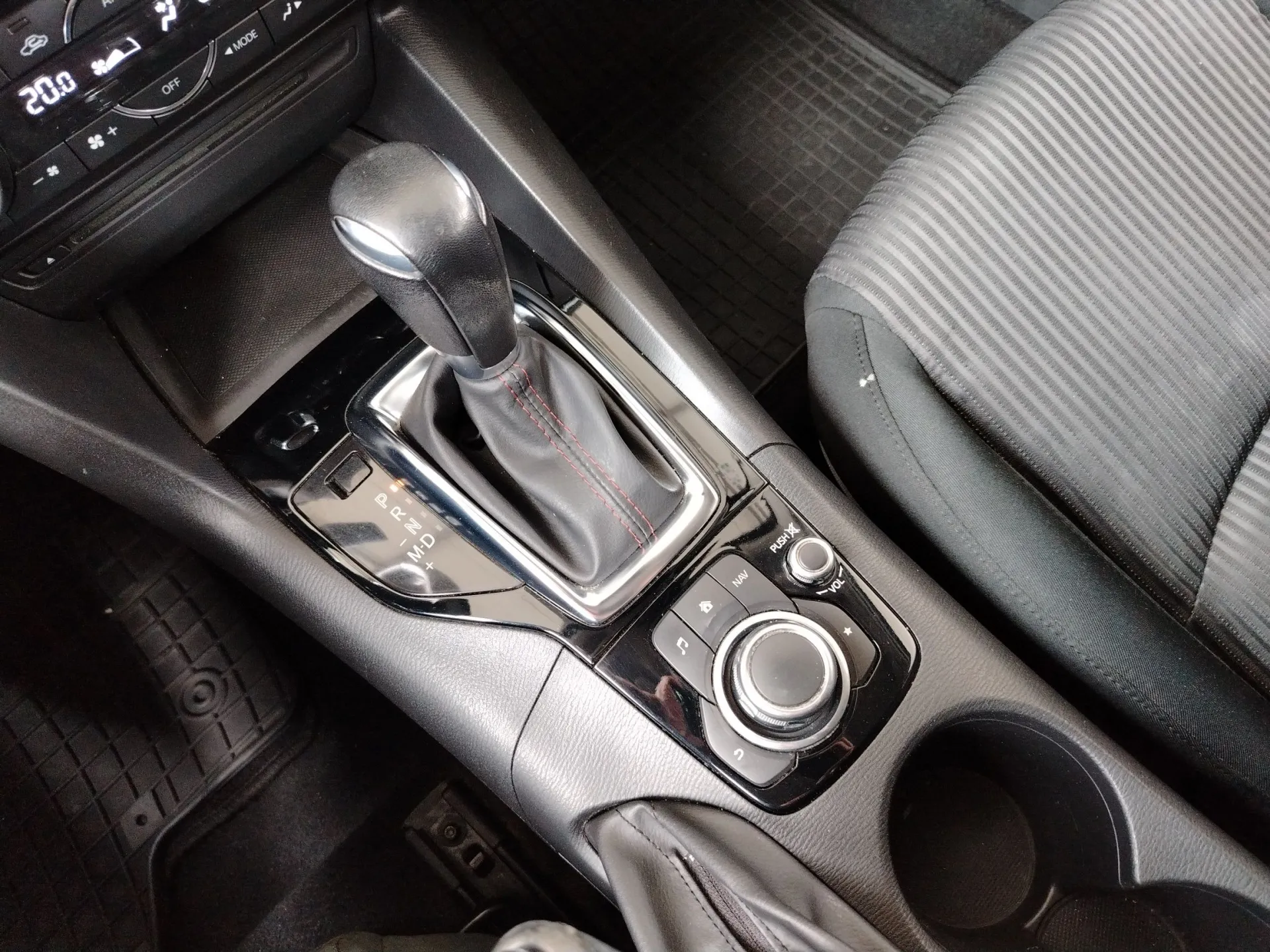 mazda 3 2.2 cdti sport at - slika 13