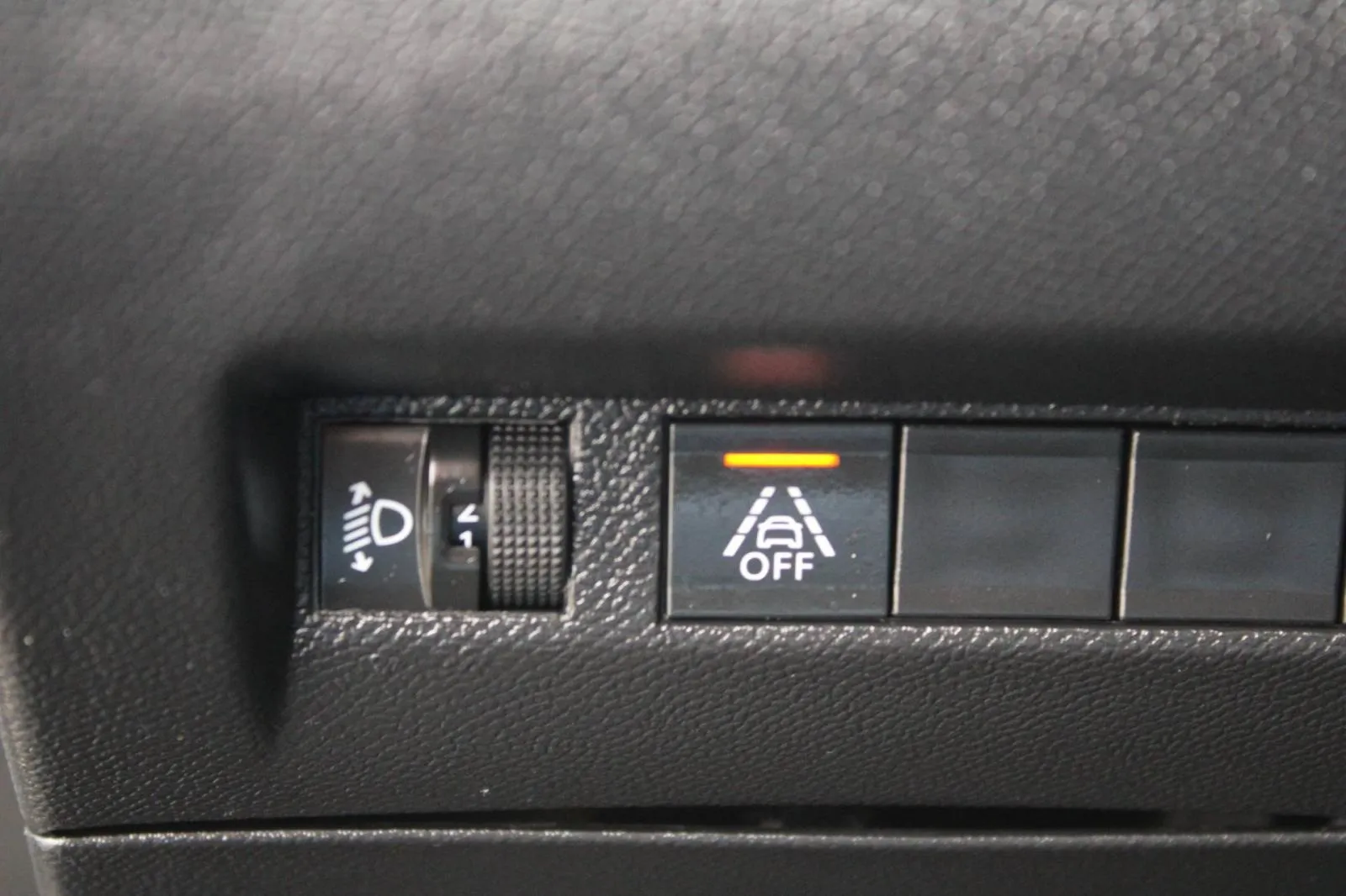peugeot 2008 1.2 puretech automatik *led, navigacija* - slika 15
