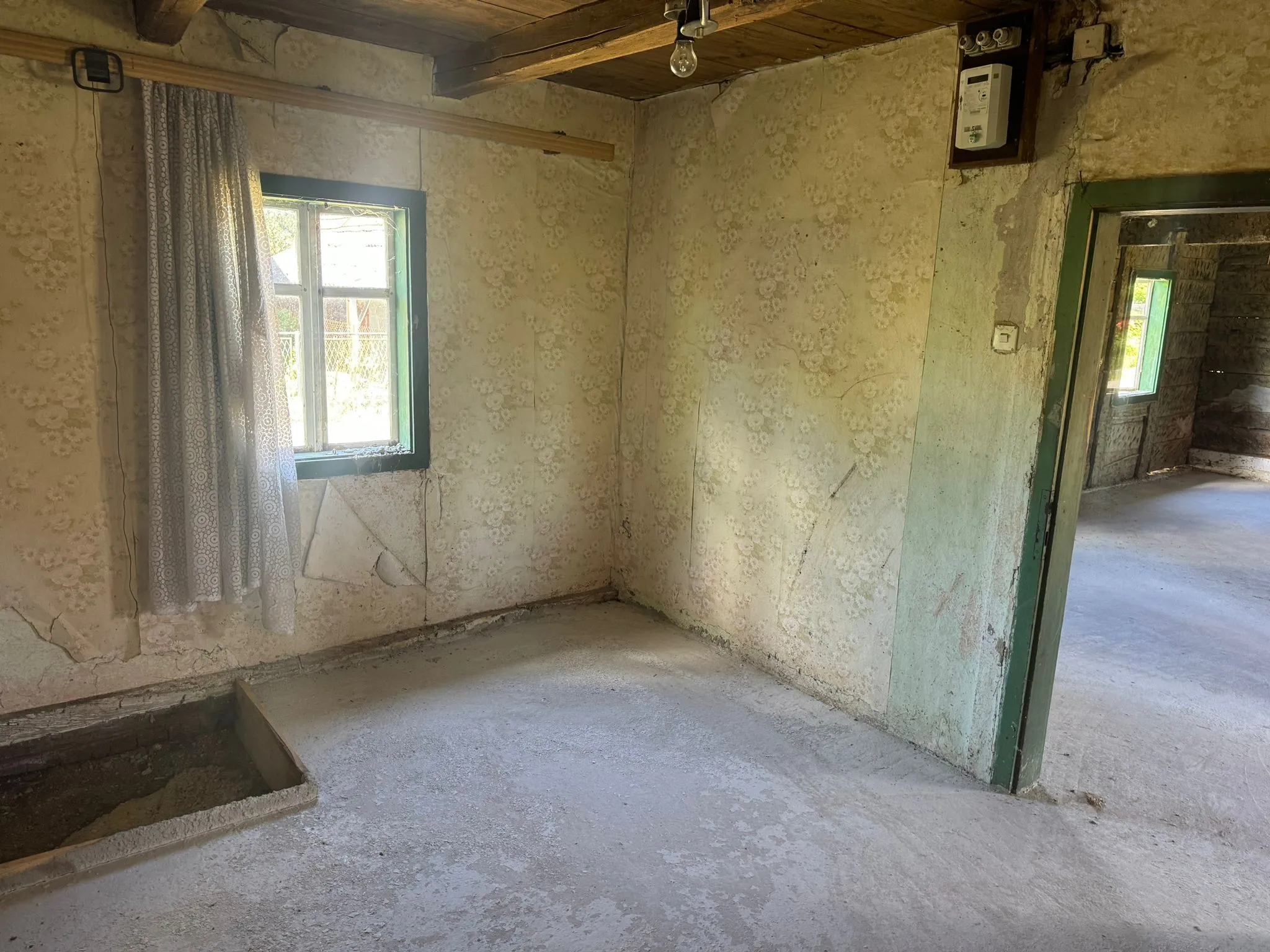 kuća drvena sa 2000m2 okućnice - slika 12
