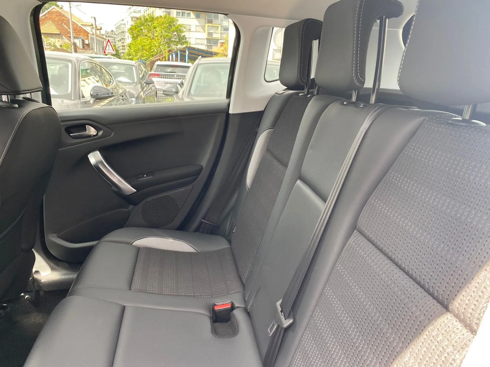 peugeot 2008 1,2 puretech automatik, navi, tempomat, 4x garancija!!! - slika 22