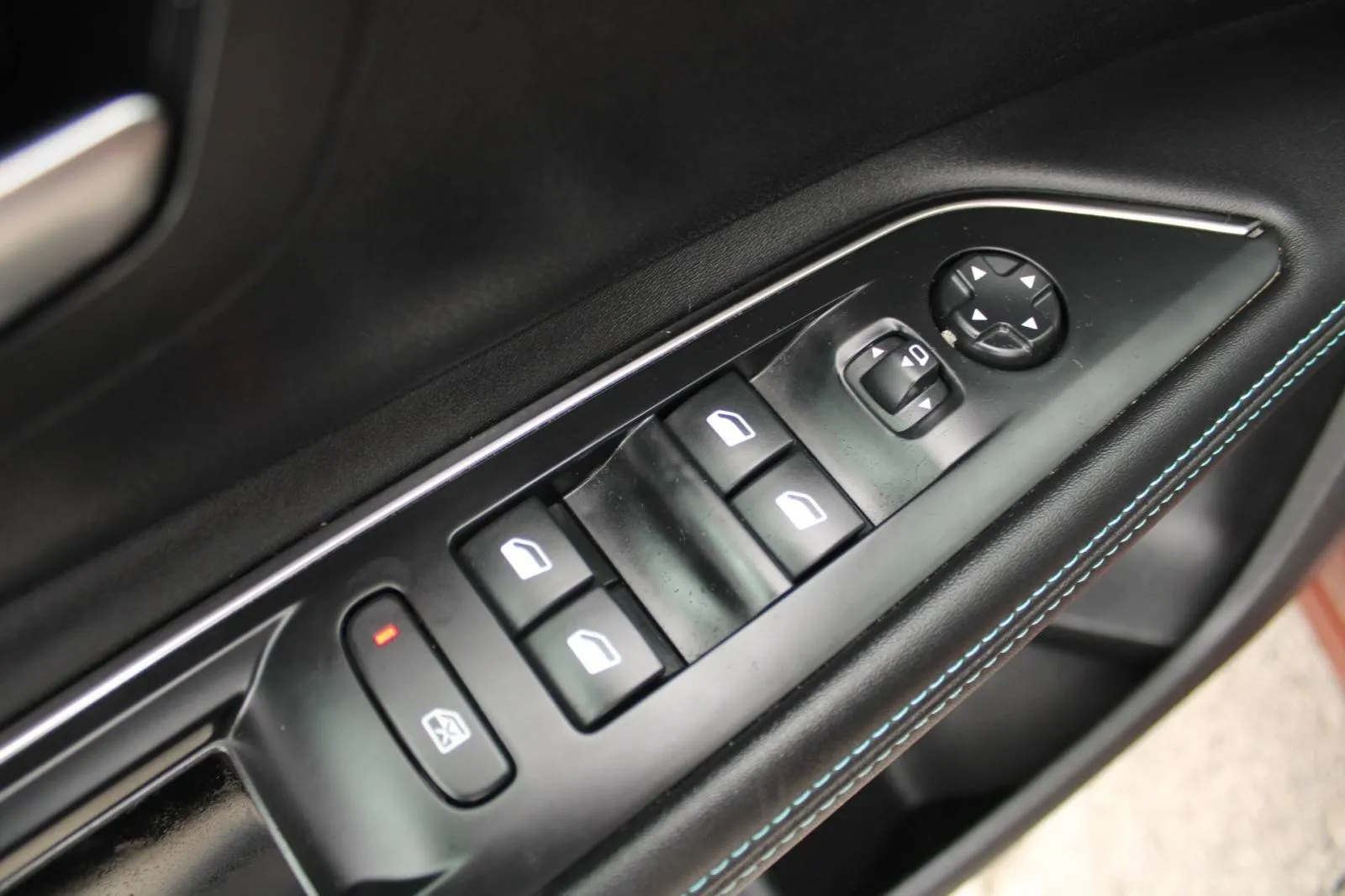 peugeot 5008 1.2 puretech automatik allure *7 sjedala, led, navigacija - slika 14