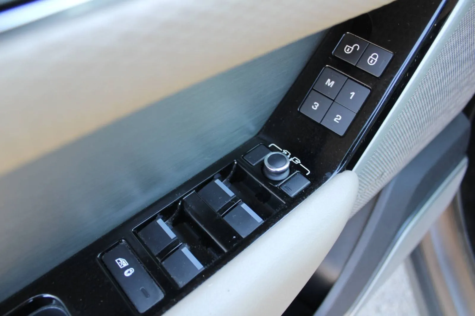 land rover range rover velar 2.0d automatik *led, navigacija, kamera* - slika 17