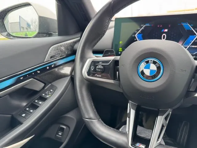 ima sve ! bmw 550e m 489ks-4x4-i-2025 proč.opis - slika 11