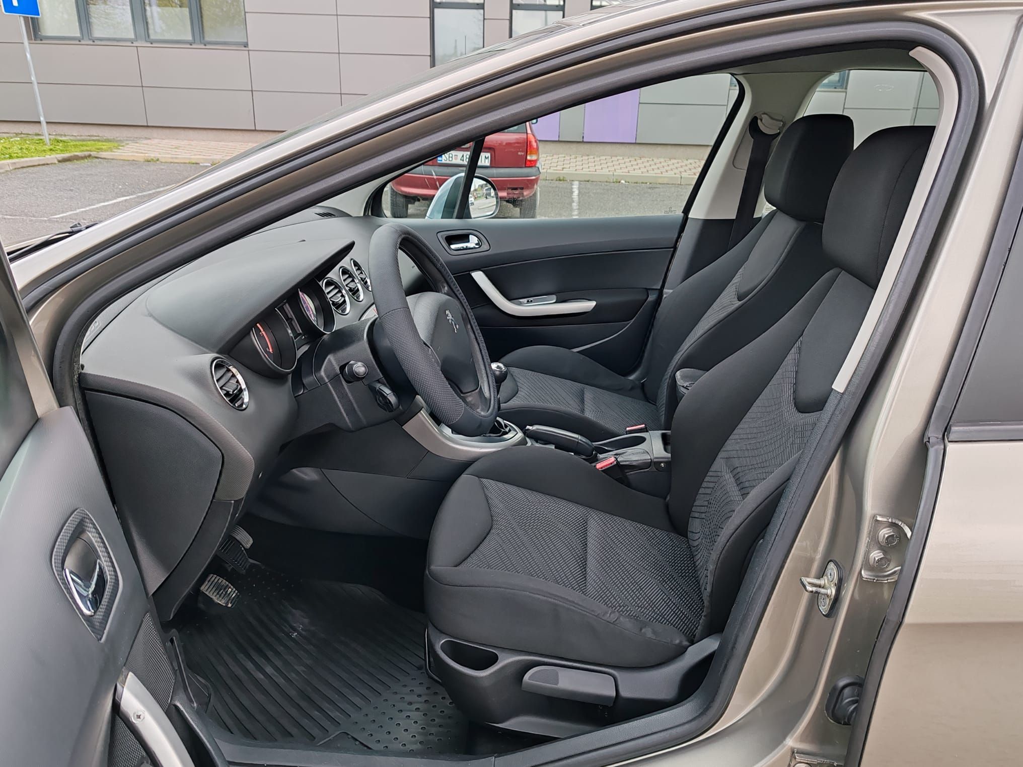 peugeot 308 1,6 hdi 275000 km , 2011, reg-02/26 - slika 11