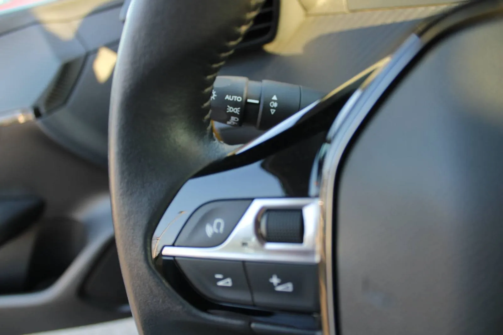peugeot 208 1.2 puretech - slika 15