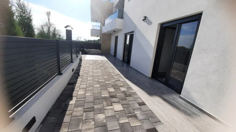 !!stan sa vrtom : murter, 78.00 m2, novogradnja (prodaja) - slika 16