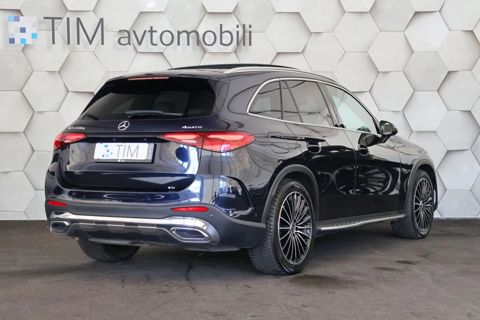 mercedes-benz glc 220d 4-matic 9g-tronic amg line airmatic pano - slika 3
