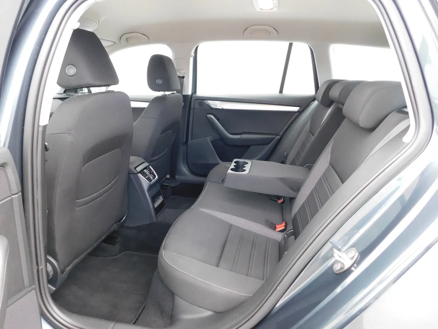 09325 škoda octavia combi ambition 1.6 tdi - slika 10