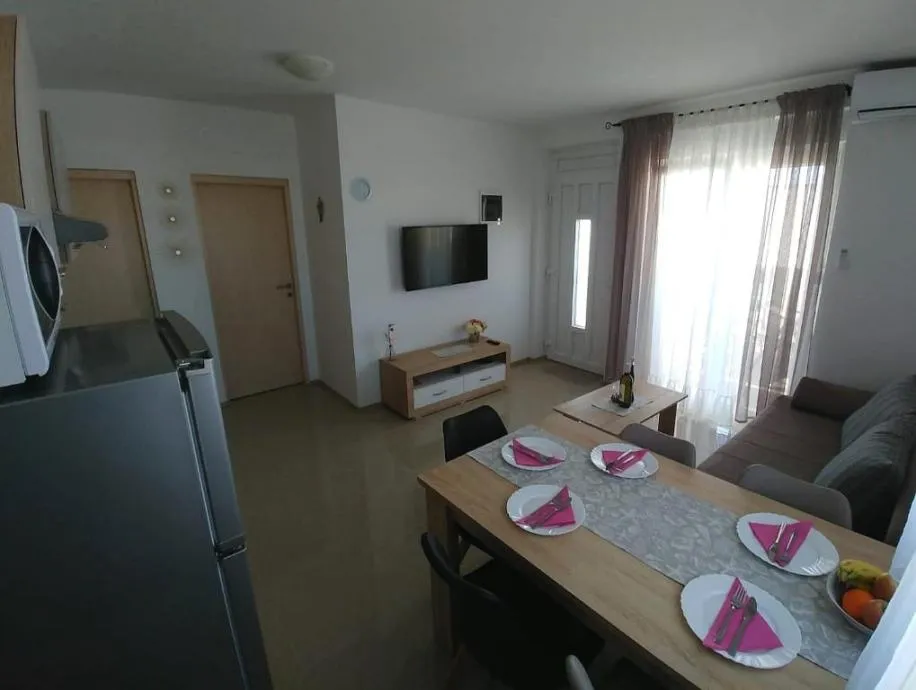privlaka, lijepa kuća s tri apartmana(123m2), 200 metara do mora - slika 12