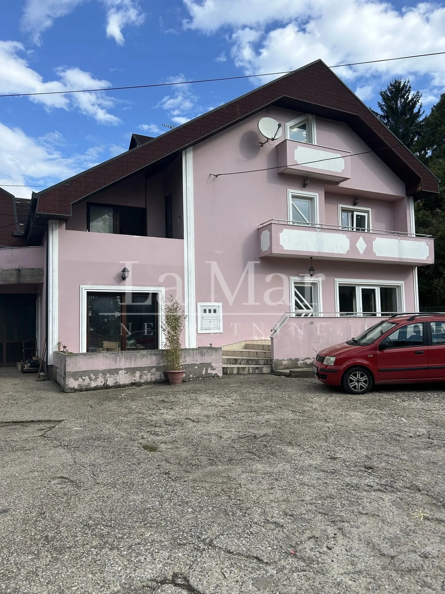 jesenovec - samostojeća kuća sa 3 odvojena stana - slika 3